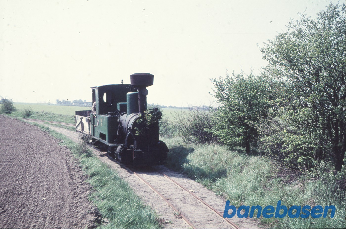 Damplokomotiv B 3 + roevogn 3737, købt af Jørgen Hammer og kørt fra Holeby til Sakskøbing Damplokomotiv B 3 + roevogn 3737, købt af Jørgen Hammer og kørt fra Holeby til Sakskøbing