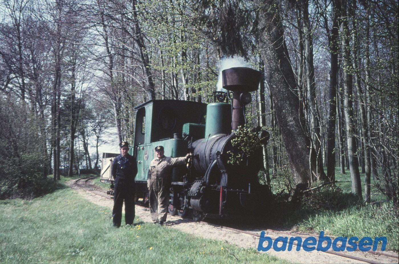 Damplokomotiv B 3 + roevogn 3737, købt af Jørgen Hammer og kørt fra Holeby til Sakskøbing Damplokomotiv B 3 + roevogn 3737, købt af Jørgen Hammer og kørt fra Holeby til Sakskøbing