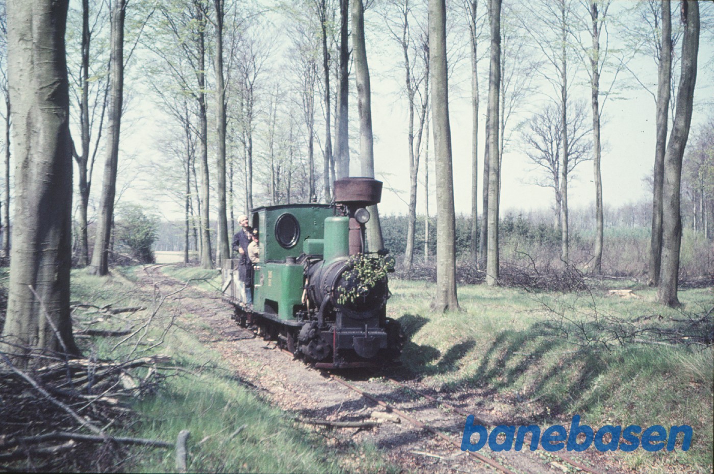 Damplokomotiv B 3 + roevogn 3737, købt af Jørgen Hammer og kørt fra Holeby til Sakskøbing Damplokomotiv B 3 + roevogn 3737, købt af Jørgen Hammer og kørt fra Holeby til Sakskøbing