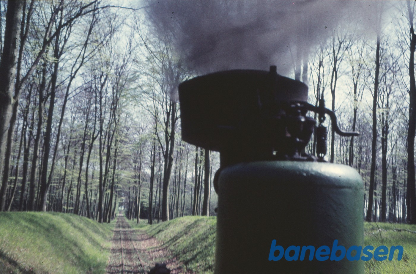 Damplokomotiv B 3 + roevogn 3737, købt af Jørgen Hammer og kørt fra Holeby til Sakskøbing Damplokomotiv B 3 + roevogn 3737, købt af Jørgen Hammer og kørt fra Holeby til Sakskøbing