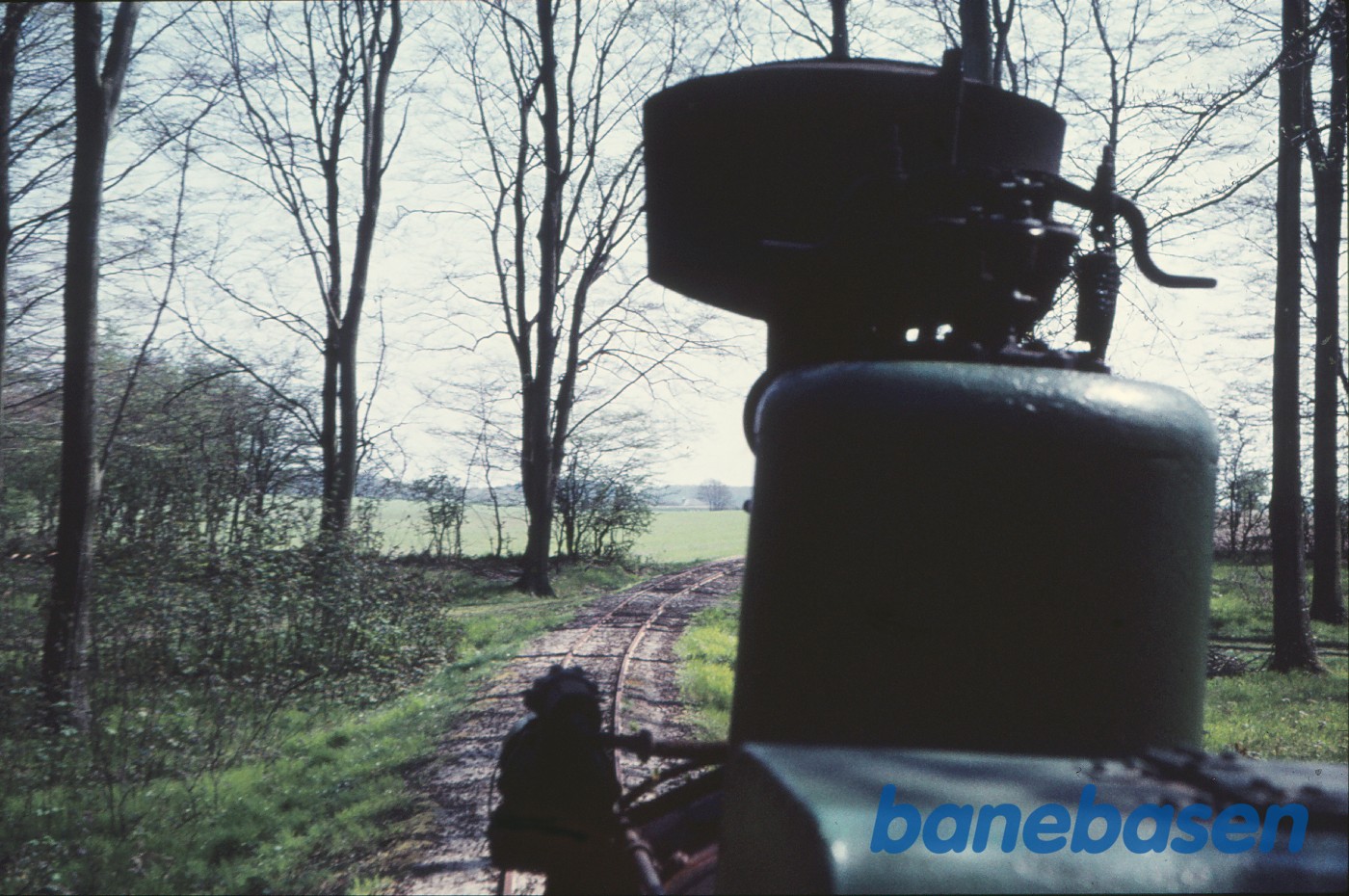 Damplokomotiv B 3 + roevogn 3737, købt af Jørgen Hammer og kørt fra Holeby til Sakskøbing Damplokomotiv B 3 + roevogn 3737, købt af Jørgen Hammer og kørt fra Holeby til Sakskøbing