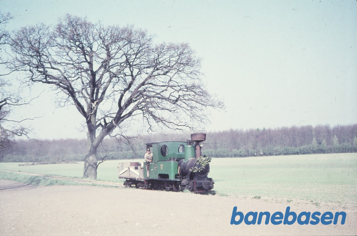 Damplokomotiv B 3 + roevogn 3737, købt af Jørgen Hammer og kørt fra Holeby til Sakskøbing Damplokomotiv B 3 + roevogn 3737, købt af Jørgen Hammer og kørt fra Holeby til Sakskøbing