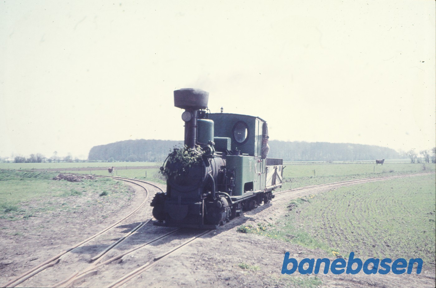 Damplokomotiv B 3 + roevogn 3737, købt af Jørgen Hammer og kørt fra Holeby til Sakskøbing Damplokomotiv B 3 + roevogn 3737, købt af Jørgen Hammer og kørt fra Holeby til Sakskøbing