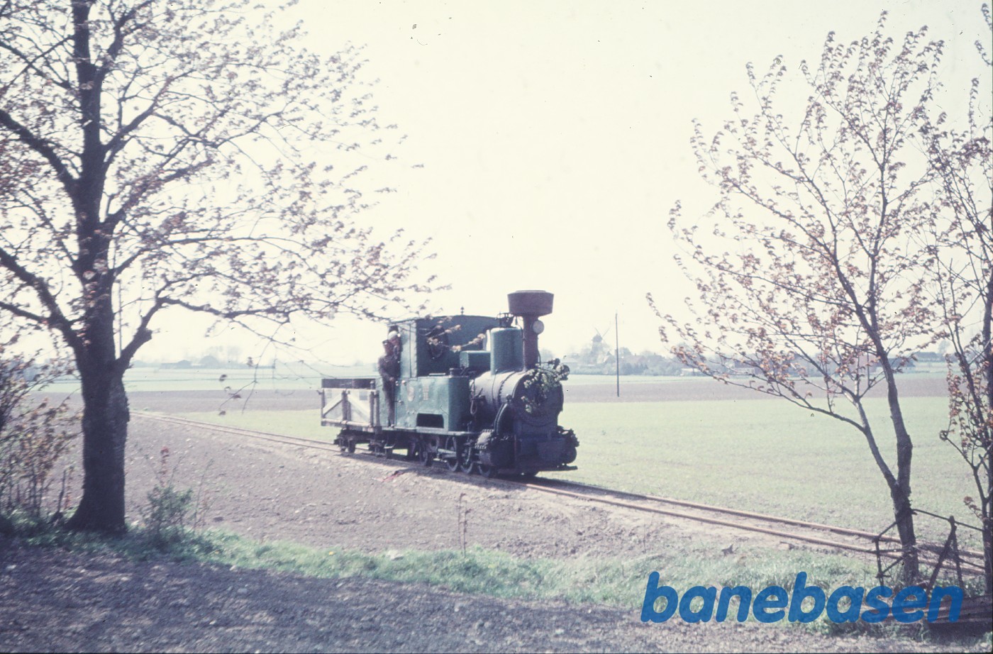 Damplokomotiv B 3 + roevogn 3737, købt af Jørgen Hammer og kørt fra Holeby til Sakskøbing Damplokomotiv B 3 + roevogn 3737, købt af Jørgen Hammer og kørt fra Holeby til Sakskøbing