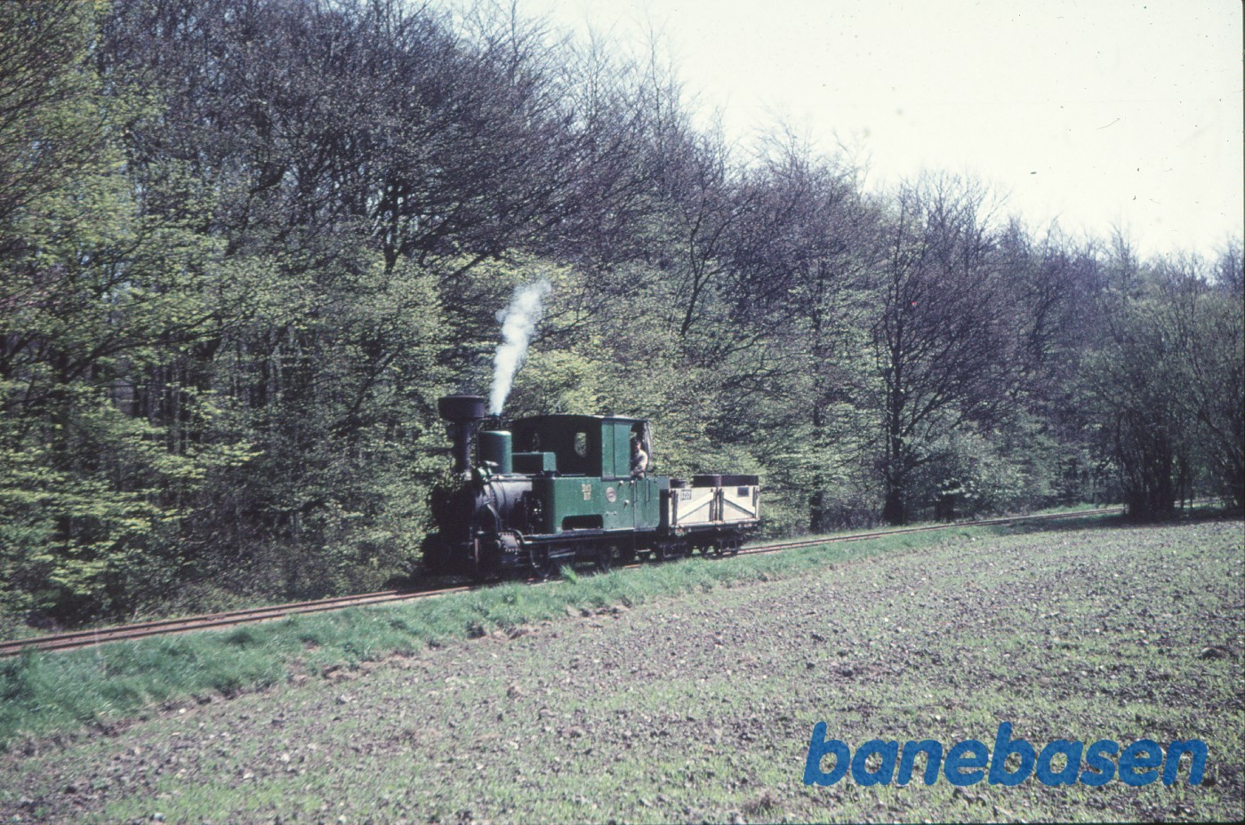 Damplokomotiv B 3 + roevogn 3737, købt af Jørgen Hammer og kørt fra Holeby til Sakskøbing Damplokomotiv B 3 + roevogn 3737, købt af Jørgen Hammer og kørt fra Holeby til Sakskøbing