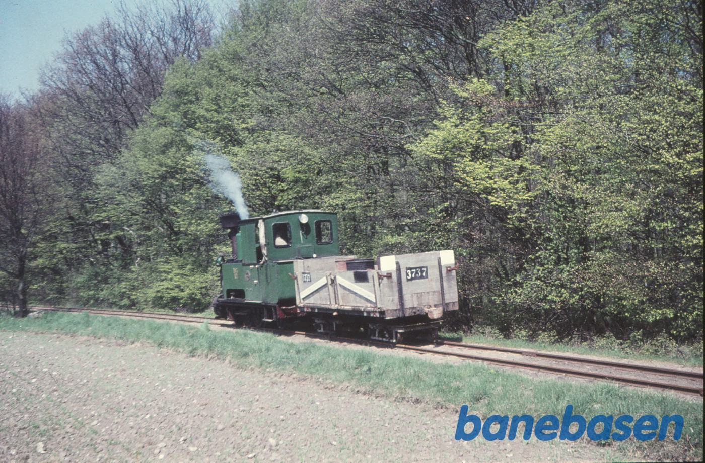 Damplokomotiv B 3 + roevogn 3737, købt af Jørgen Hammer og kørt fra Holeby til Sakskøbing Damplokomotiv B 3 + roevogn 3737, købt af Jørgen Hammer og kørt fra Holeby til Sakskøbing
