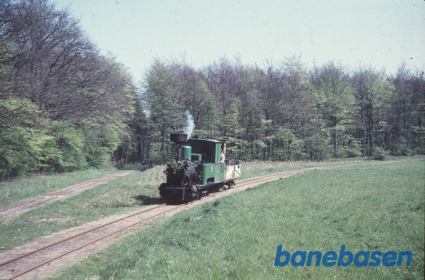 Damplokomotiv B 3 + roevogn 3737, købt af Jørgen Hammer og kørt fra Holeby til Sakskøbing Damplokomotiv B 3 + roevogn 3737, købt af Jørgen Hammer og kørt fra Holeby til Sakskøbing