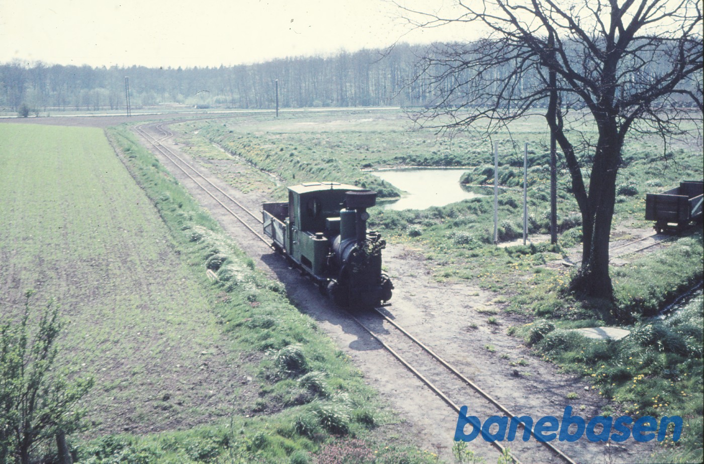 Damplokomotiv B 3 + roevogn 3737, købt af Jørgen Hammer og kørt fra Holeby til Sakskøbing Damplokomotiv B 3 + roevogn 3737, købt af Jørgen Hammer og kørt fra Holeby til Sakskøbing