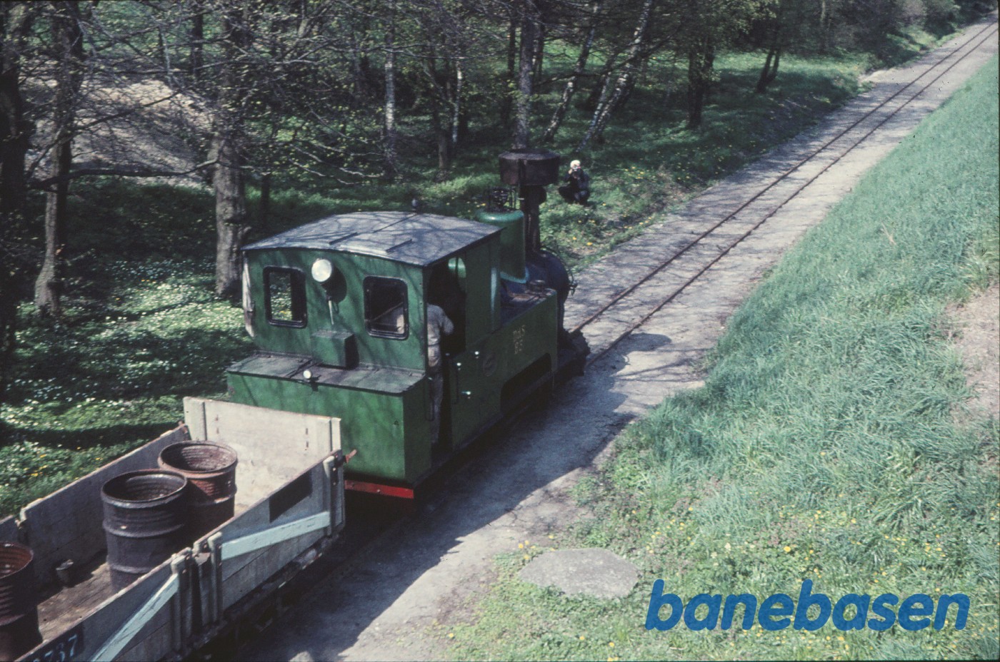 Damplokomotiv B 3 + roevogn 3737, købt af Jørgen Hammer og kørt fra Holeby til Sakskøbing Damplokomotiv B 3 + roevogn 3737, købt af Jørgen Hammer og kørt fra Holeby til Sakskøbing