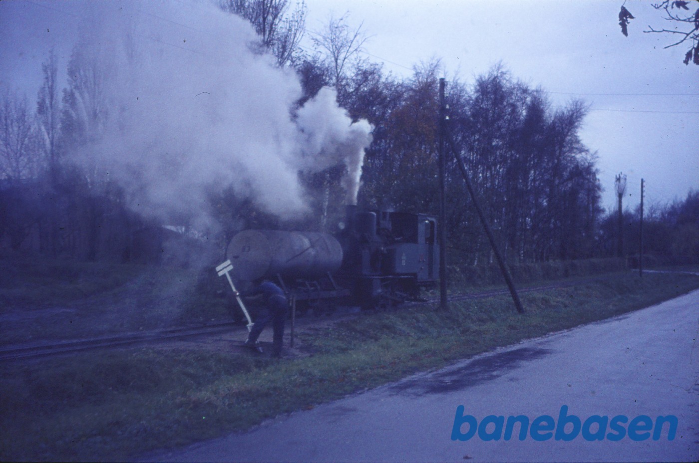 Damplokomotiv B 3 + vandvogn rangerer et sted på linjen Damplokomotiv B 3 + vandvogn rangerer et sted på linjen