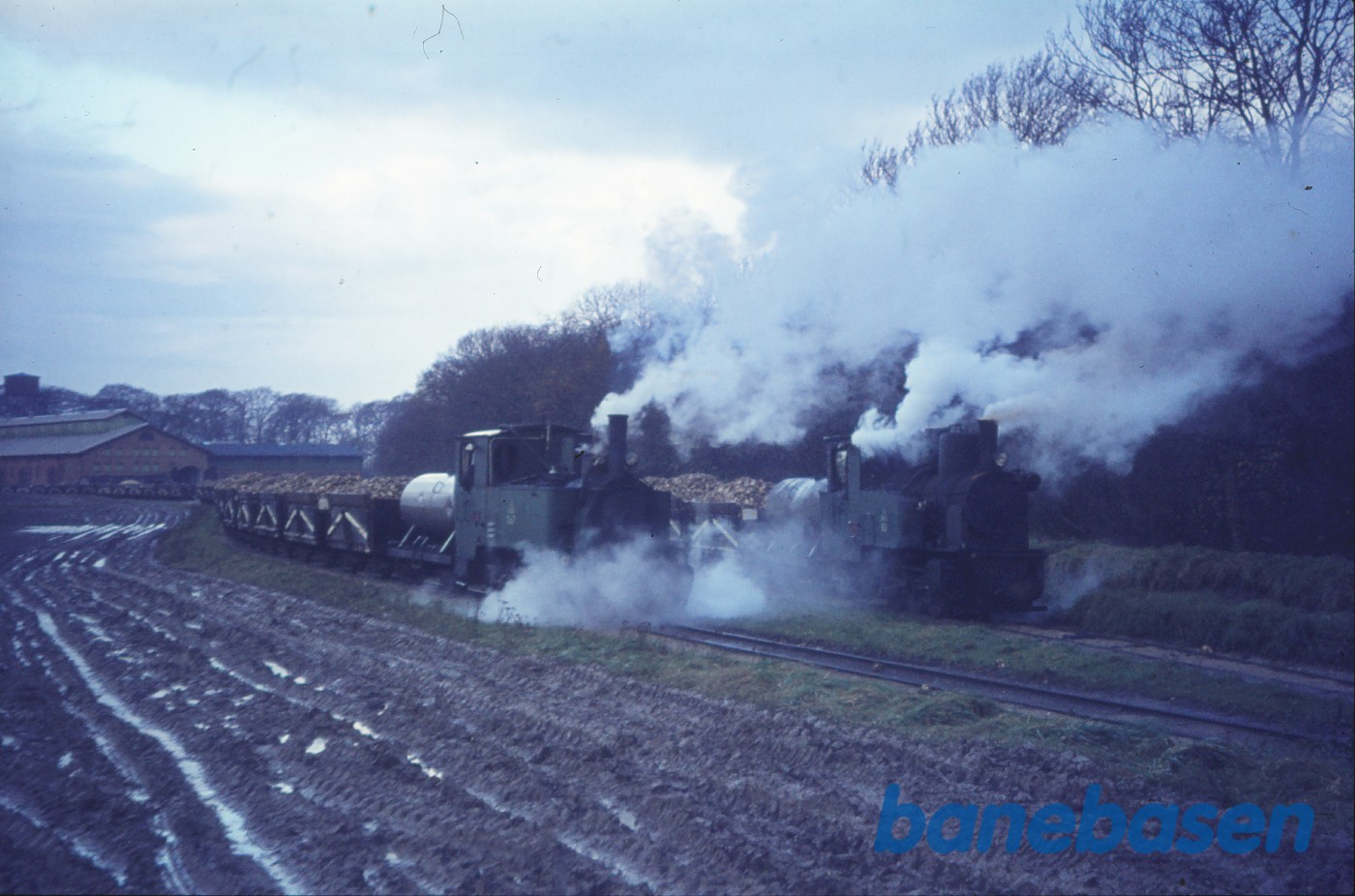 To roetog holder klar ved opstillingssporene ved Søholt To roetog holder klar ved opstillingssporene ved Søholt
