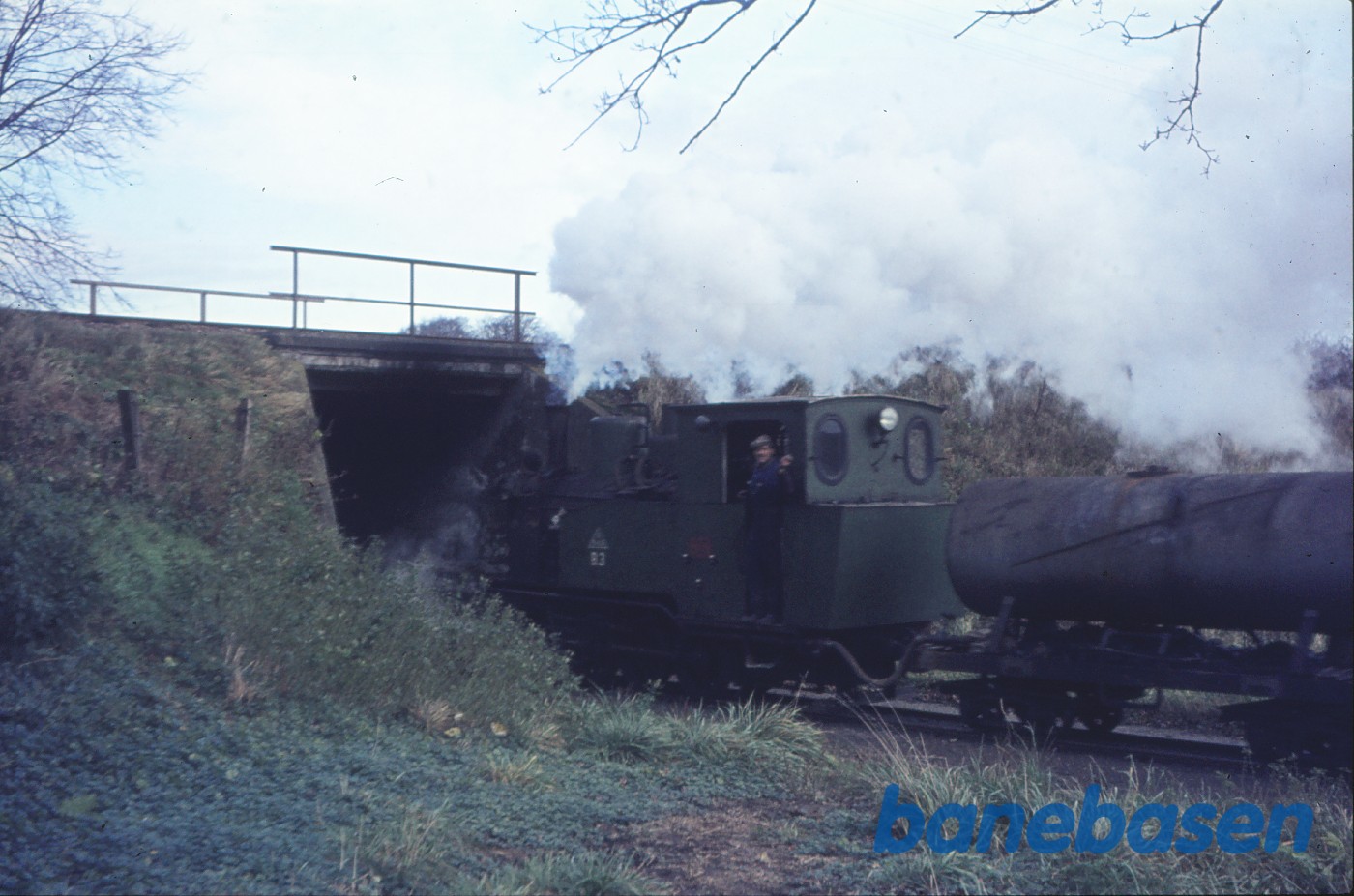 Damplokomotiv B 3 med roetog til fabrikken passerer under Lollandsbanen Damplokomotiv B 3 med roetog til fabrikken passerer under Lollandsbanen