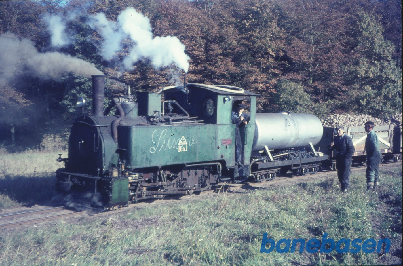 Damplokomotiv Da 1 venter på indkørsel til fabrikken Damplokomotiv Da 1 venter på indkørsel til fabrikken