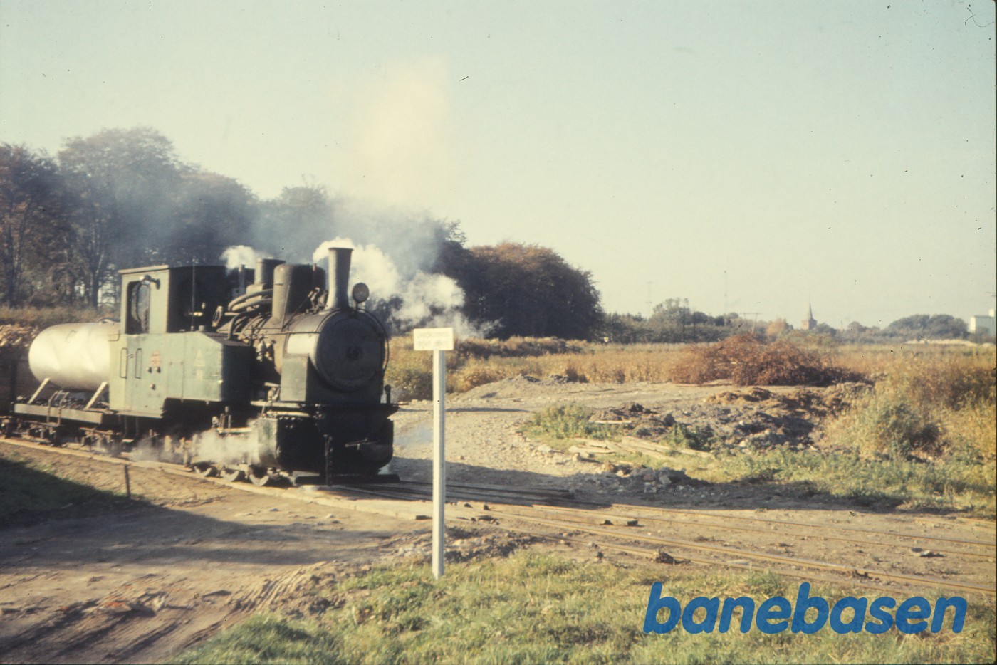 Damplokomotiv med roetog på vej til fabrikken ved slambassinerne Damplokomotiv med roetog på vej til fabrikken ved slambassinerne