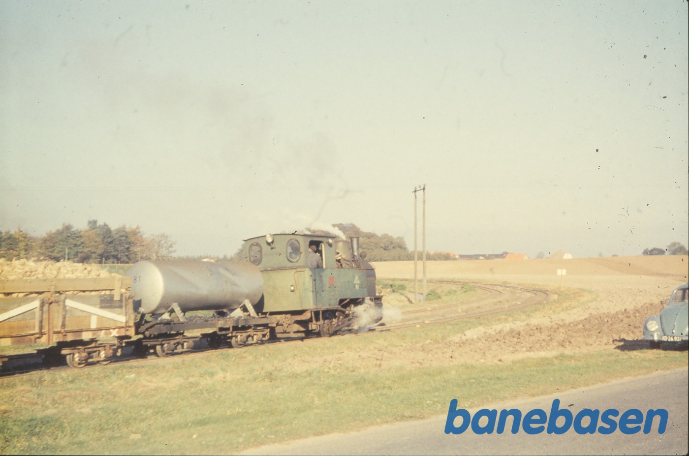 Damplokomotiv med roetog på vej til fabrikken ved slambassinerne Damplokomotiv med roetog på vej til fabrikken ved slambassinerne