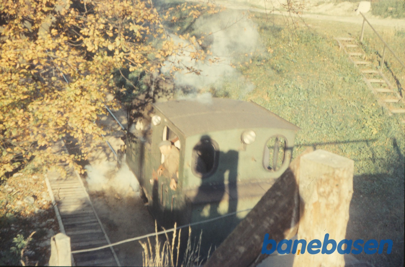 Damplokomotiv passerer under Lollandsbanen Damplokomotiv passerer under Lollandsbanen