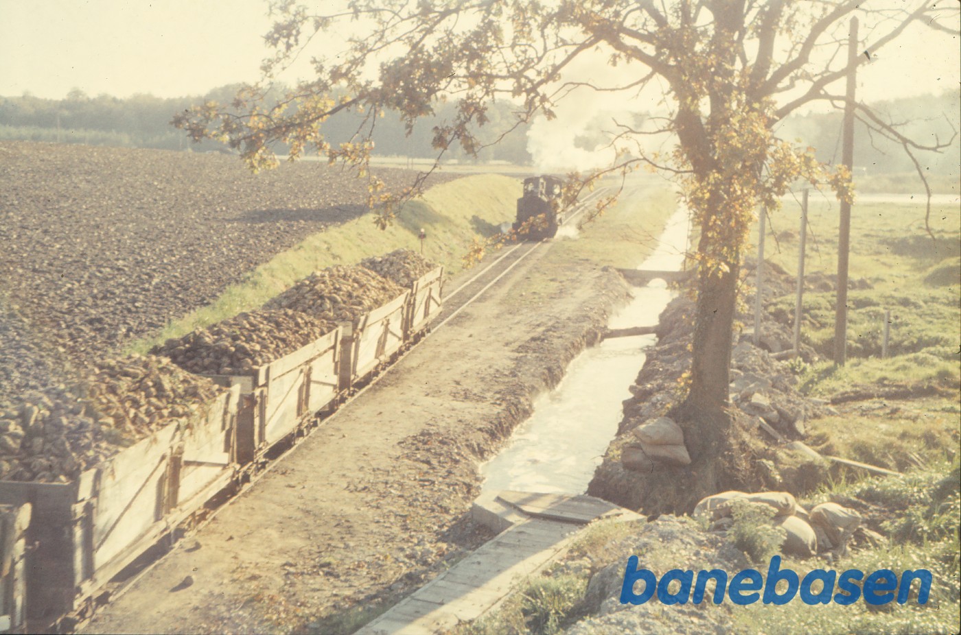 Tom maskine følger efter roetog på vej til fabrikken, syd for Sakskøbing ved underføring for LJ Tom maskine følger efter roetog på vej til fabrikken, syd for Sakskøbing ved underføring for LJ