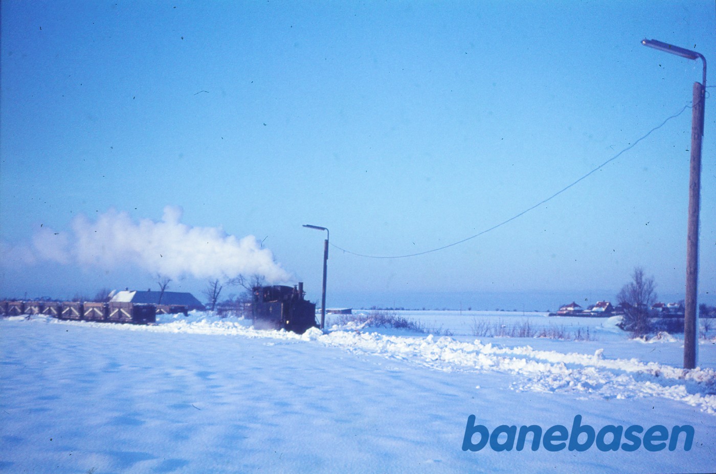 Damplokomotiv nr. 5 rangerer et sted på linjen Damplokomotiv nr. 5 rangerer et sted på linjen