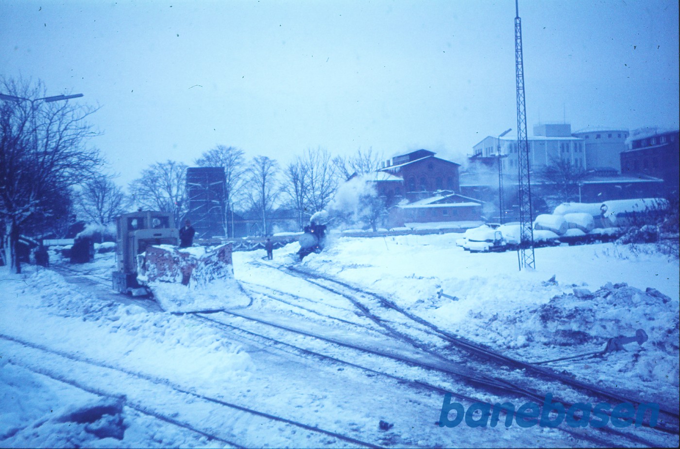 Motorlokomotiv med sneplov Motorlokomotiv med sneplov