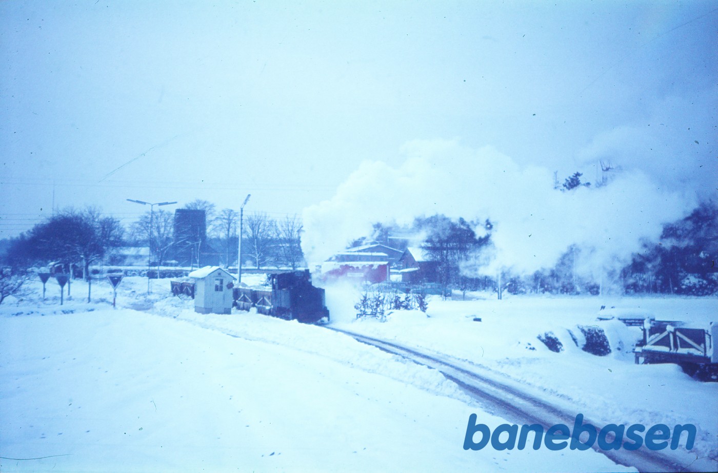 Damplokomotiv 5 med roeaffald på vej nordud fra fabrikken ved Nykøbingvej Damplokomotiv 5 med roeaffald på vej nordud fra fabrikken ved Nykøbingvej