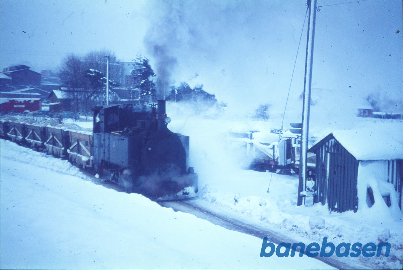 Damplokomotiv 5 med roeaffald på vej nordud fra fabrikken ved Nykøbingvej Damplokomotiv 5 med roeaffald på vej nordud fra fabrikken ved Nykøbingvej