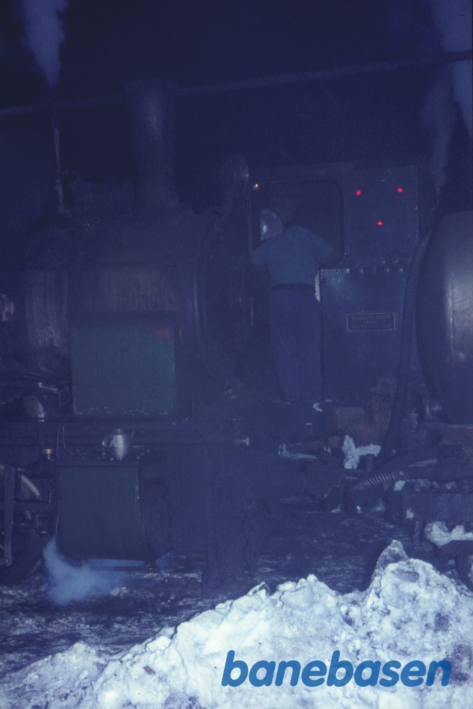 Natfoto af damplokomotiver B 1 og nr. 5 under klargøring Natfoto af damplokomotiver B 1 og nr. 5 under klargøring