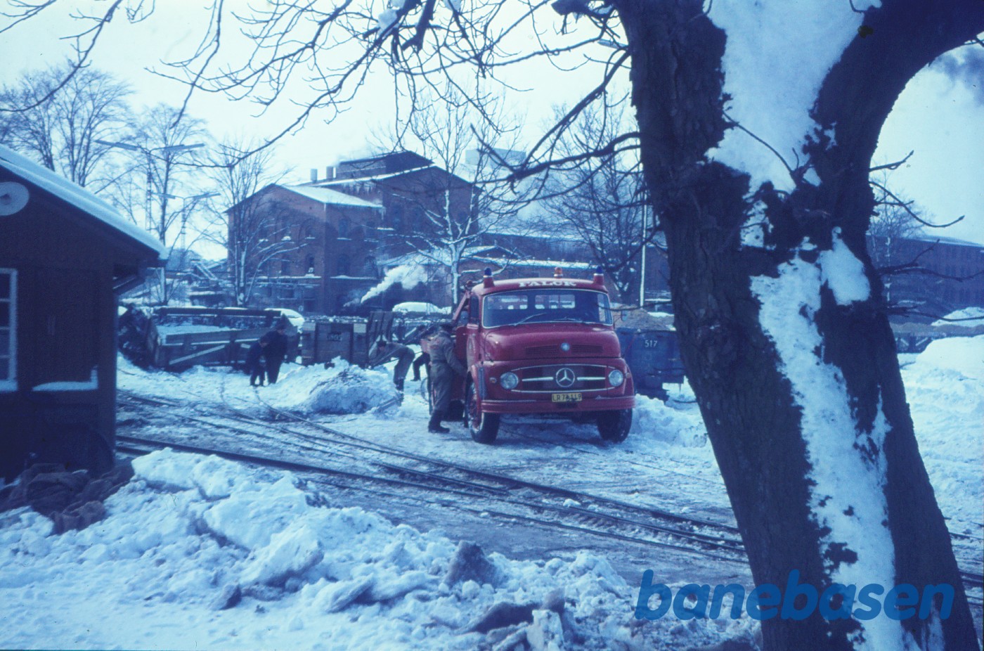 Afsporede roevogne sporsættes ved hjælp af kranvogn fra Falck & Zonen Afsporede roevogne sporsættes ved hjælp af kranvogn fra Falck & Zonen