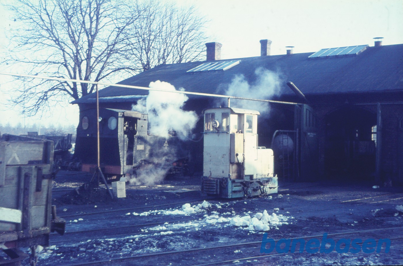 Remise og værksted med damplokomotiver og motorlokomotiv F 2 Remise og værksted med damplokomotiver og motorlokomotiv F 2