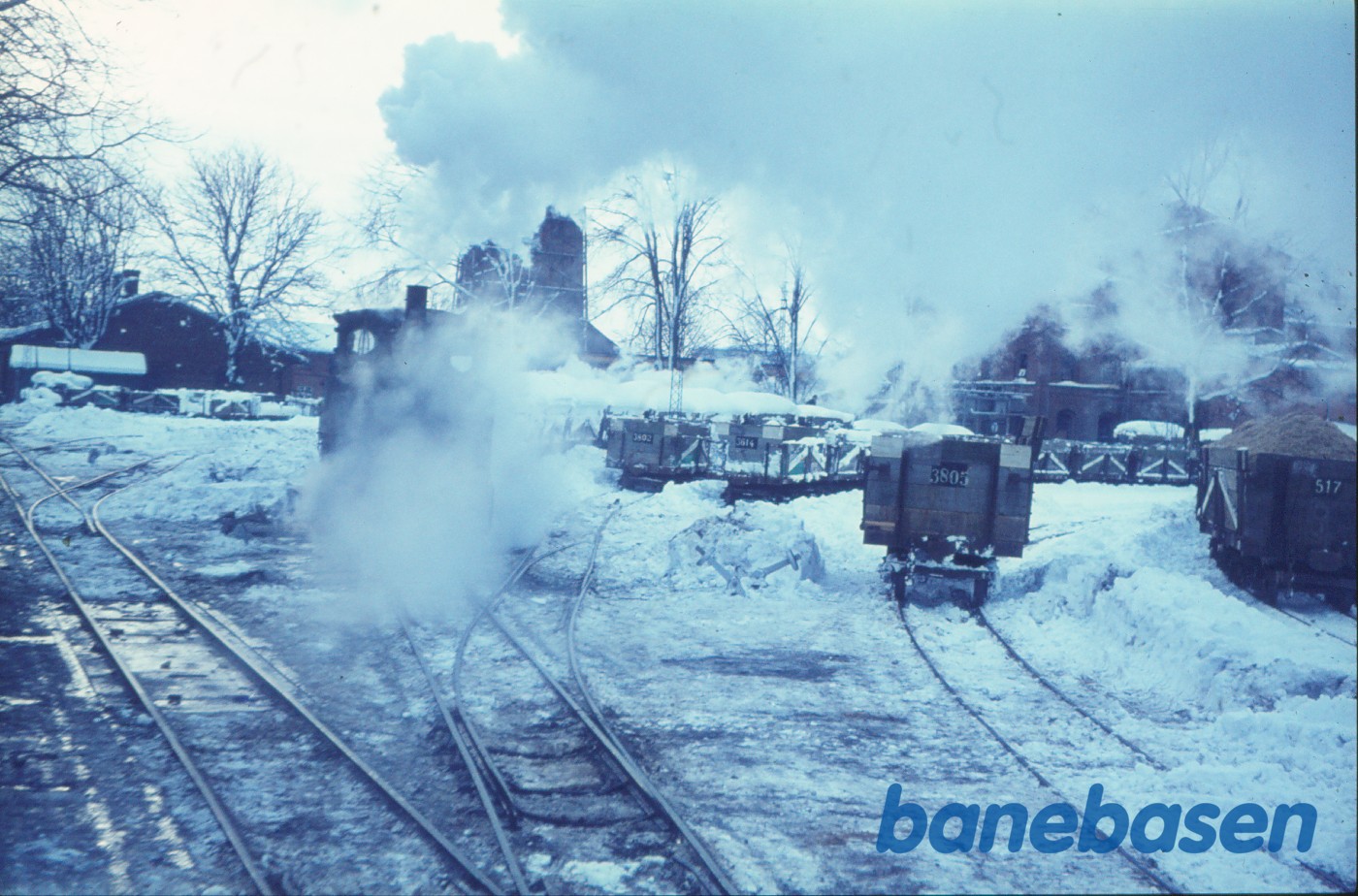 Damplokomotiv rangerer ved opstillingssporene Damplokomotiv rangerer ved opstillingssporene