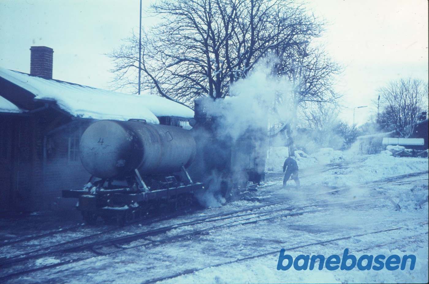 Damplokomotiv rangerer ved opstillingssporene Damplokomotiv rangerer ved opstillingssporene