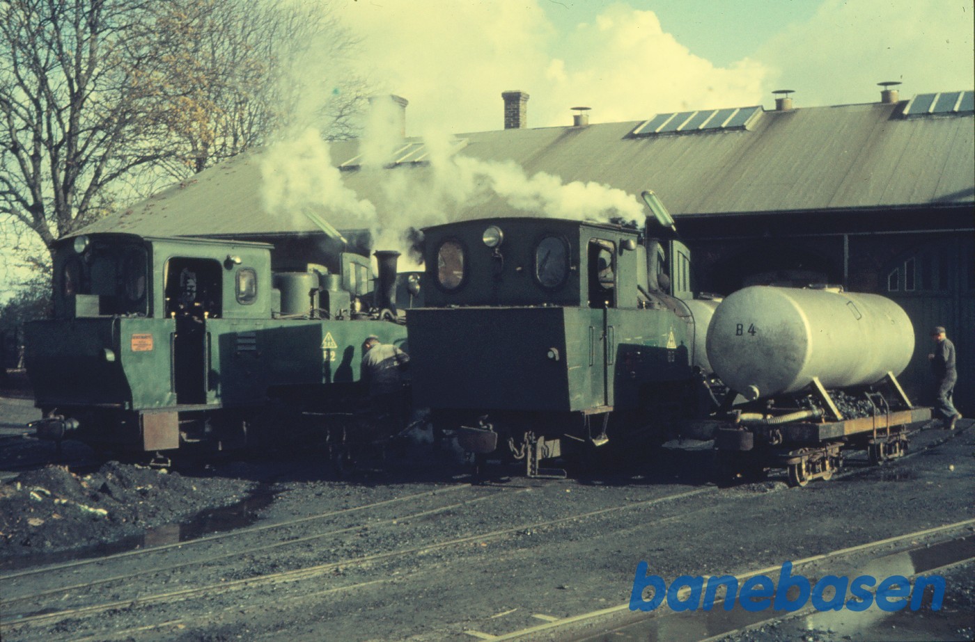 Damplokomotiv B 3 og B 2 ved remisen Damplokomotiv B 3 og B 2 ved remisen