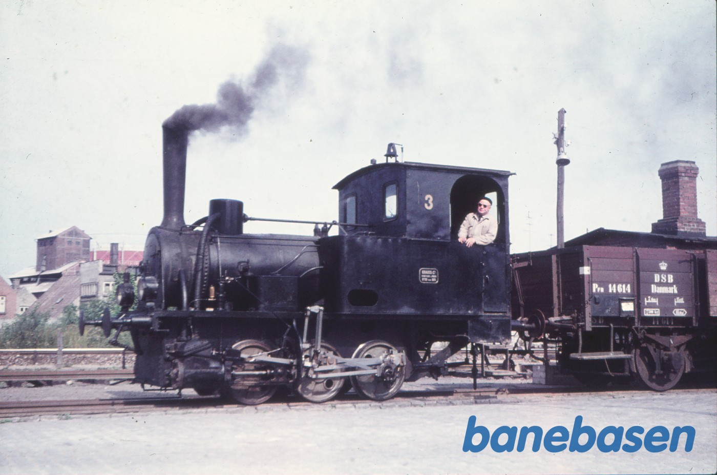 Damplokomotiv ADdS 3 / ØSJS 3 + PFR 14614 på vej til Maribo (Guntofte) Damplokomotiv ADdS 3 / ØSJS 3 + PFR 14614 på vej til Maribo (Guntofte)