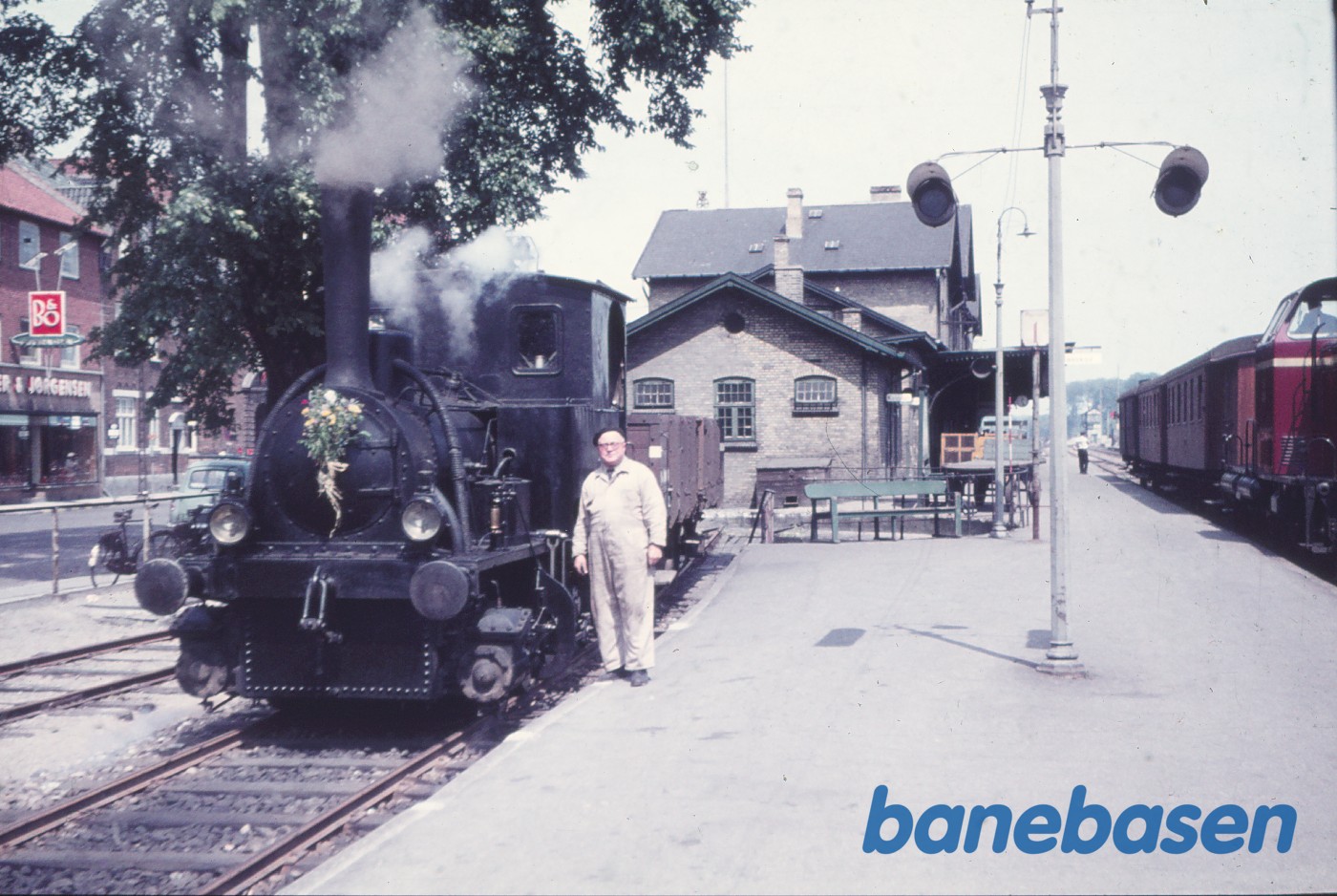 Damplokomotiv ADdS 3 / ØSJS 3 + PFR 14614 på vej til Maribo (Guntofte) Damplokomotiv ADdS 3 / ØSJS 3 + PFR 14614 på vej til Maribo (Guntofte)