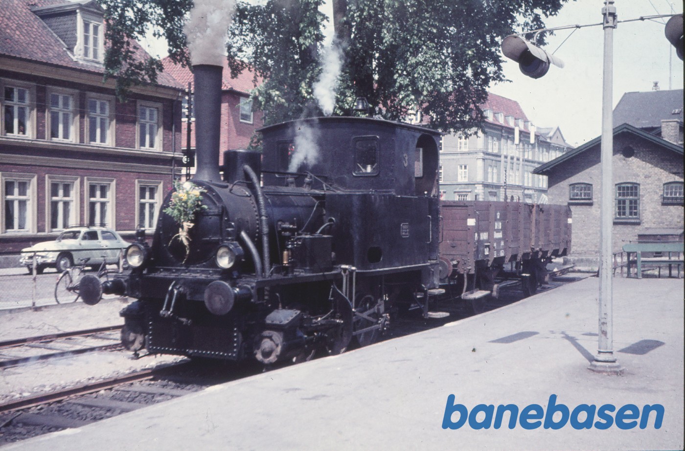 Damplokomotiv ADdS 3 / ØSJS 3 + PFR 14614 på vej til Maribo Damplokomotiv ADdS 3 / ØSJS 3 + PFR 14614 på vej til Maribo