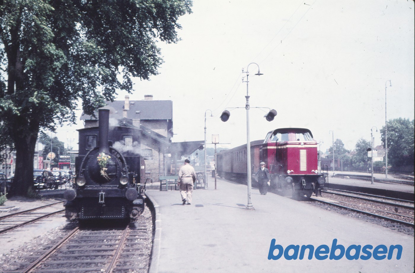 Damplokomotiv ADdS 3 / ØSJS 3 + PFR 14614 på vej til Maribo Damplokomotiv ADdS 3 / ØSJS 3 + PFR 14614 på vej til Maribo