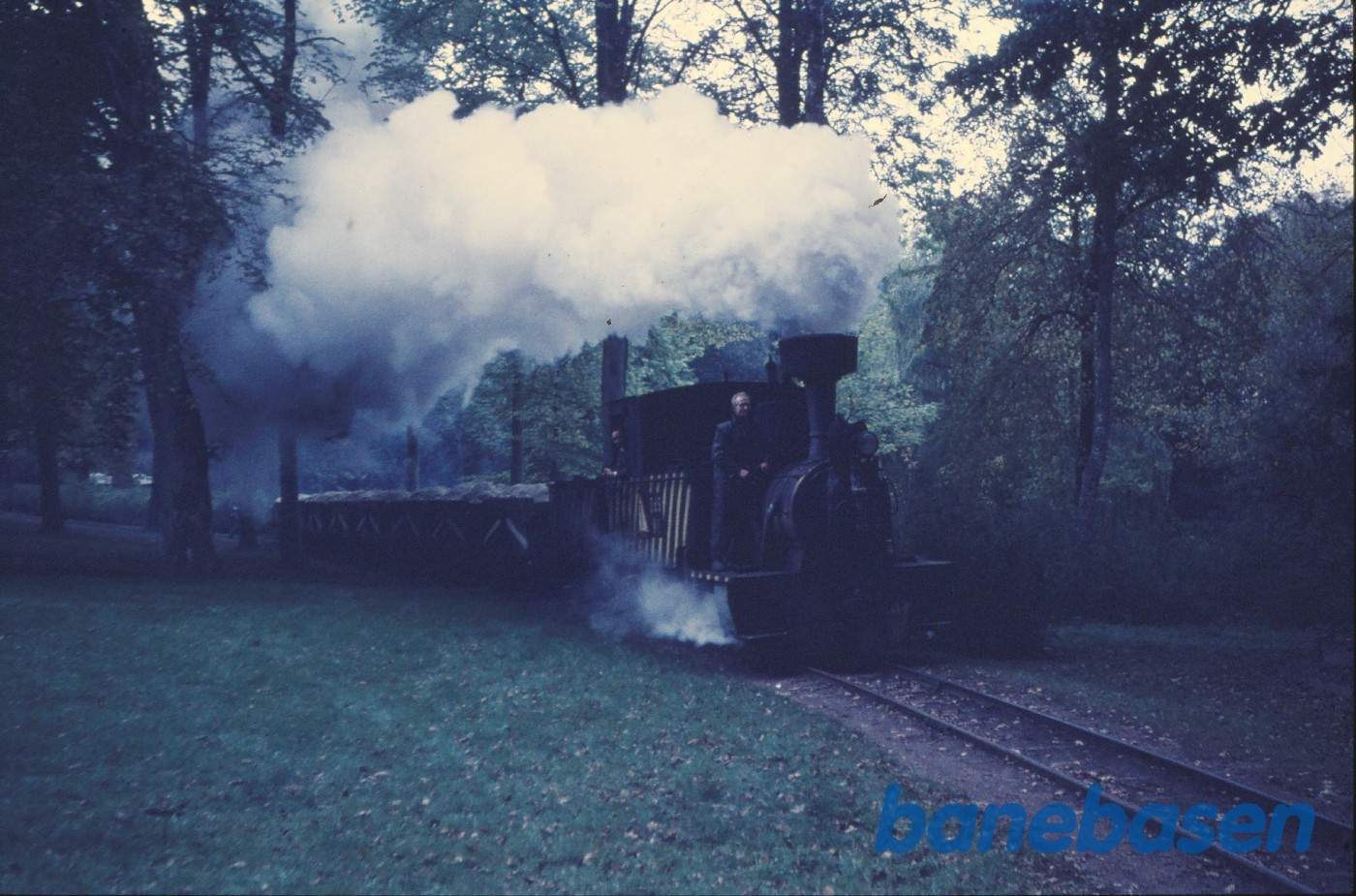 Damplokomotiv med tog på linjen Damplokomotiv med tog på linjen