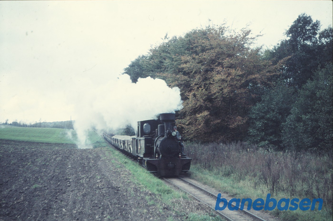 Damplokomotiv med tog på linjen Damplokomotiv med tog på linjen