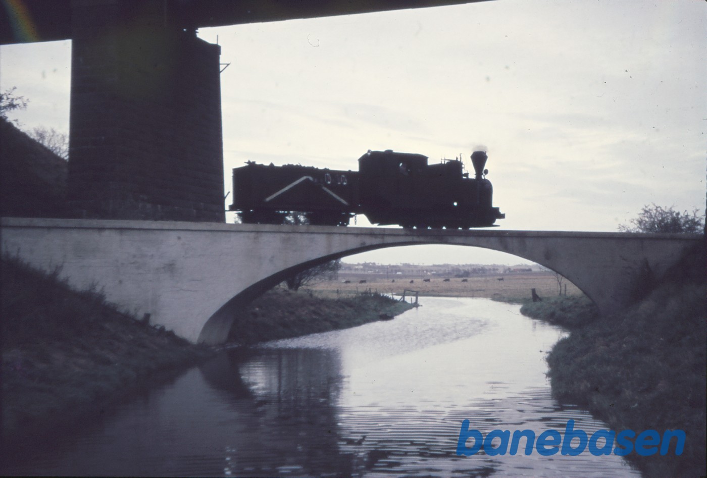 Damplokomotiv No. 2 på broen over Vårby å Damplokomotiv No. 2 på broen over Vårby å
