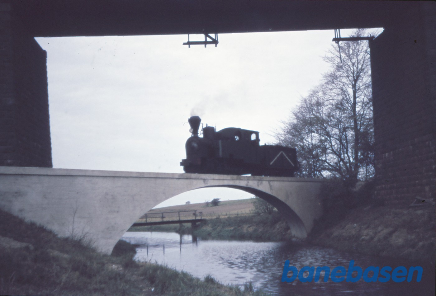 Damplokomotiv No. 2 på broen over Vårby å Damplokomotiv No. 2 på broen over Vårby å