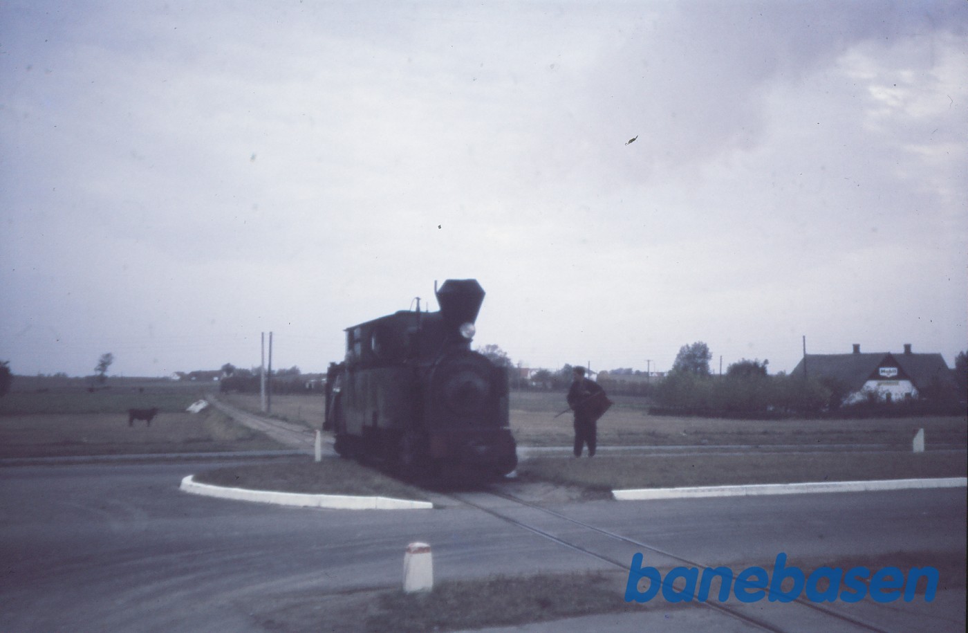 Damplokomotiv No. 2 passerer hovedvej 1 Damplokomotiv No. 2 passerer hovedvej 1