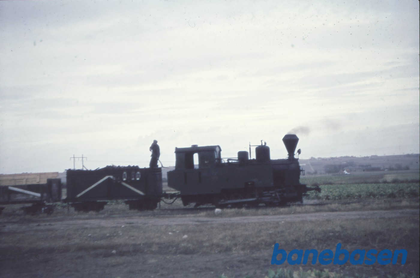 Damplokomotiv nr. 2 + vandvogn ved sidste læssplads ved hovedvej 1 Damplokomotiv nr. 2 + vandvogn ved sidste læssplads ved hovedvej 1