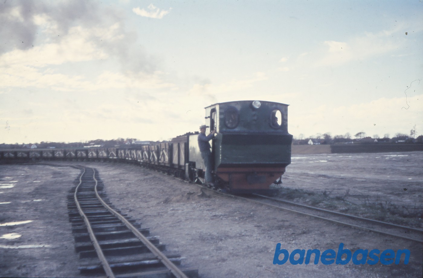 Damplokomotiv med tog på linjen Damplokomotiv med tog på linjen