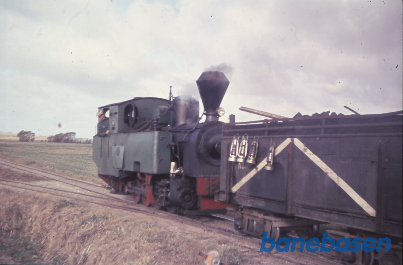 Damplokomotiv nr. 1 rangerer ude på linjen Damplokomotiv nr. 1 rangerer ude på linjen