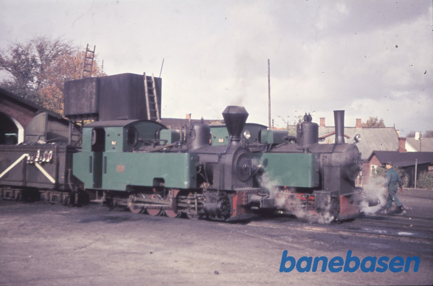 Damplokomotiv nr. 2 og nr. 6 ved remisen Damplokomotiv nr. 2 og nr. 6 ved remisen