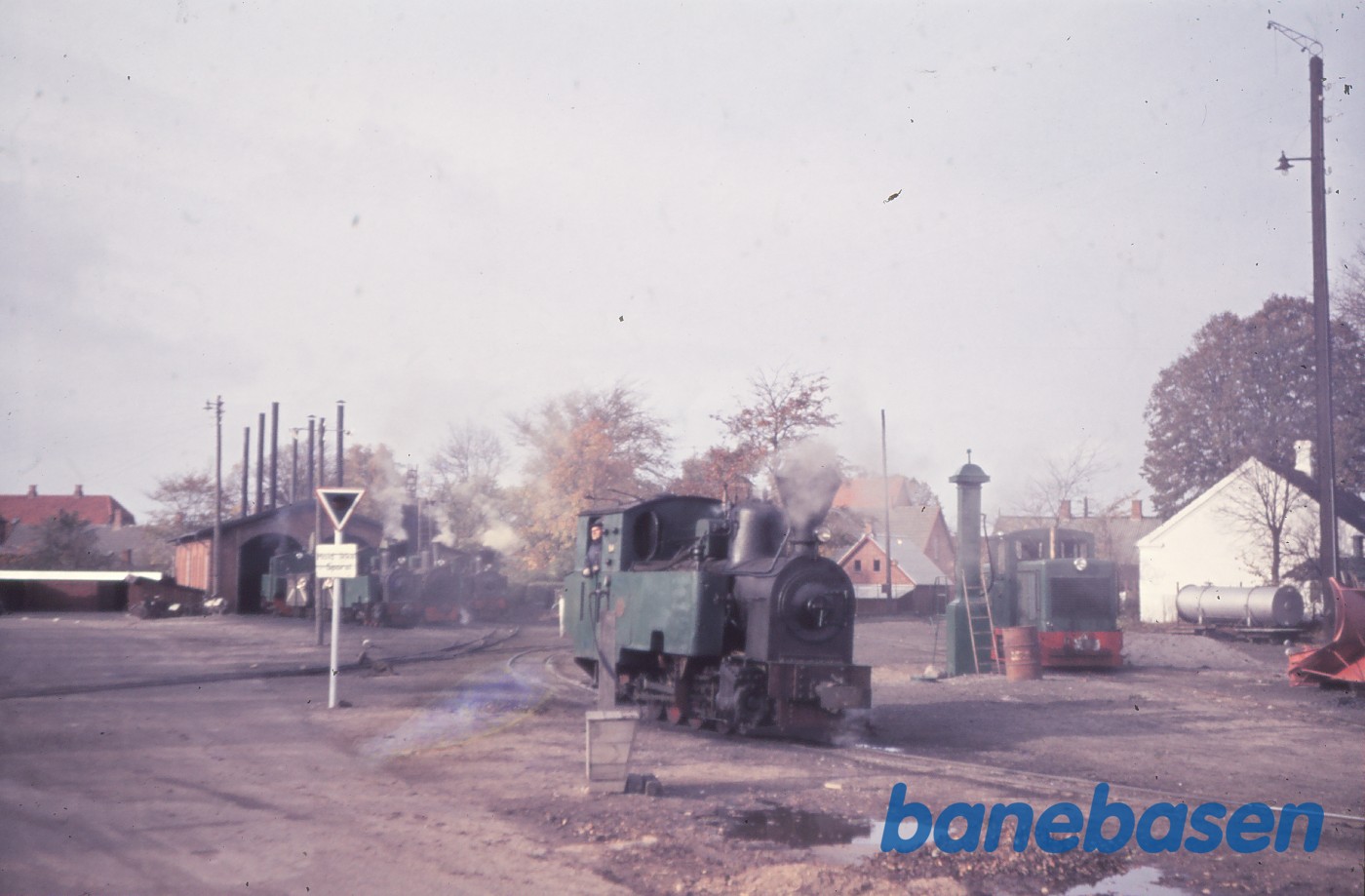 Damp-og motorlokomotiver ved remisen Damp-og motorlokomotiver ved remisen