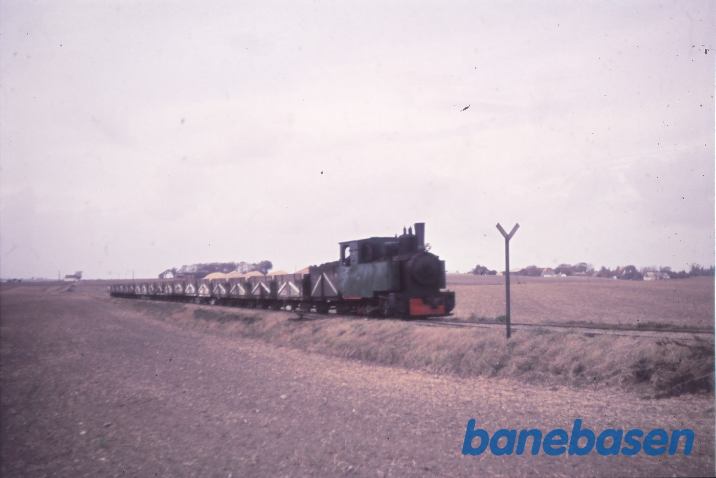 Damplokomotiv med tog på linjen ved forgreningen ved Trelleborg Damplokomotiv med tog på linjen ved forgreningen ved Trelleborg