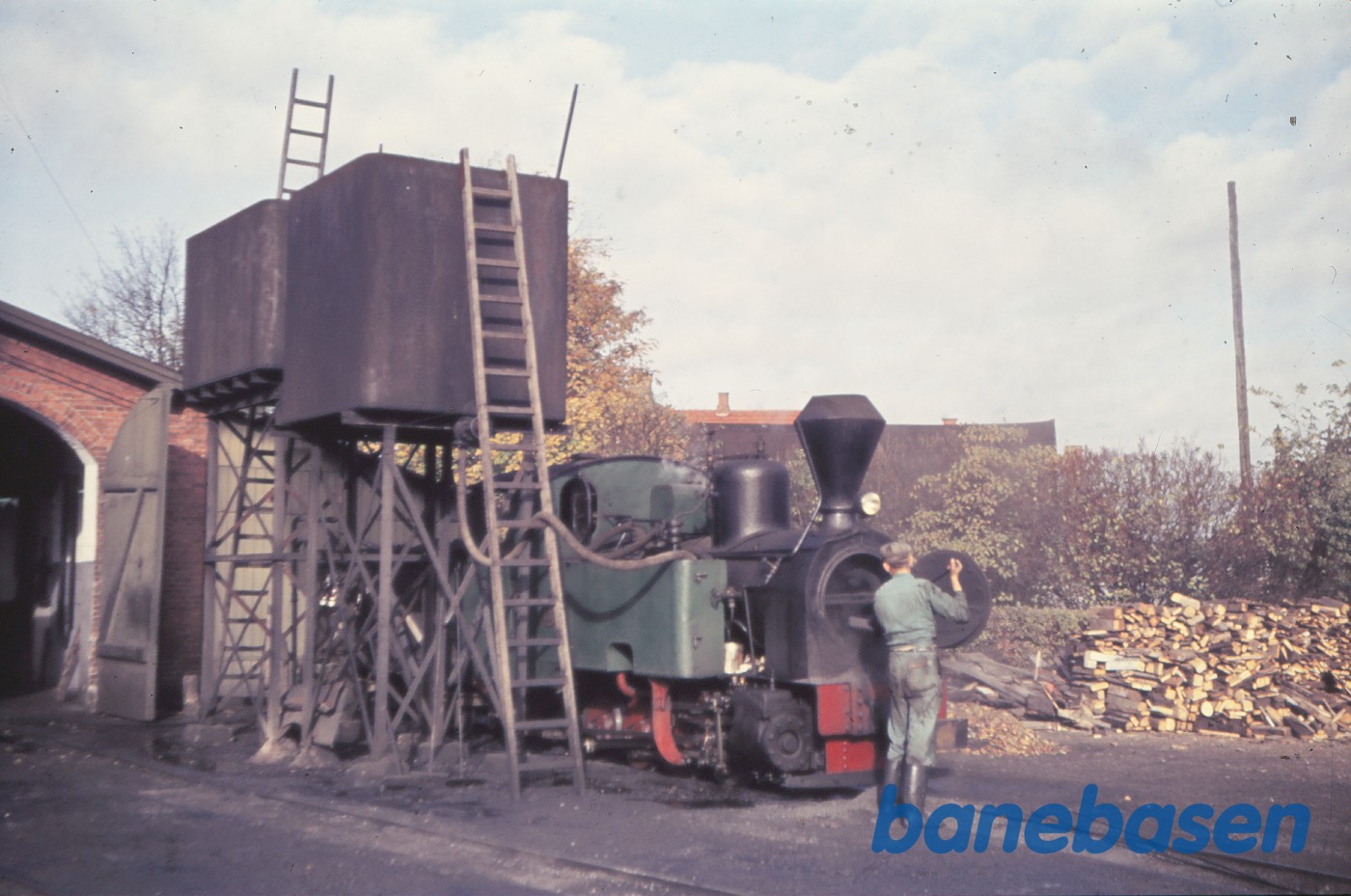 Vandpåfyldning og rensning af røgkammer Vandpåfyldning og rensning af røgkammer