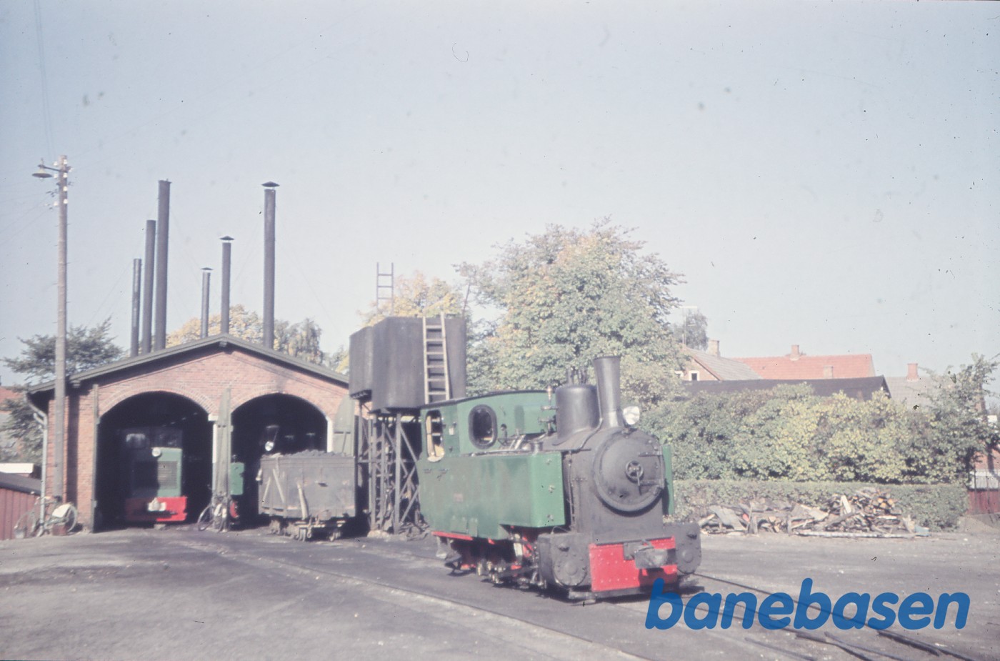 Remise med damp-og motorlokomotiv Remise med damp-og motorlokomotiv