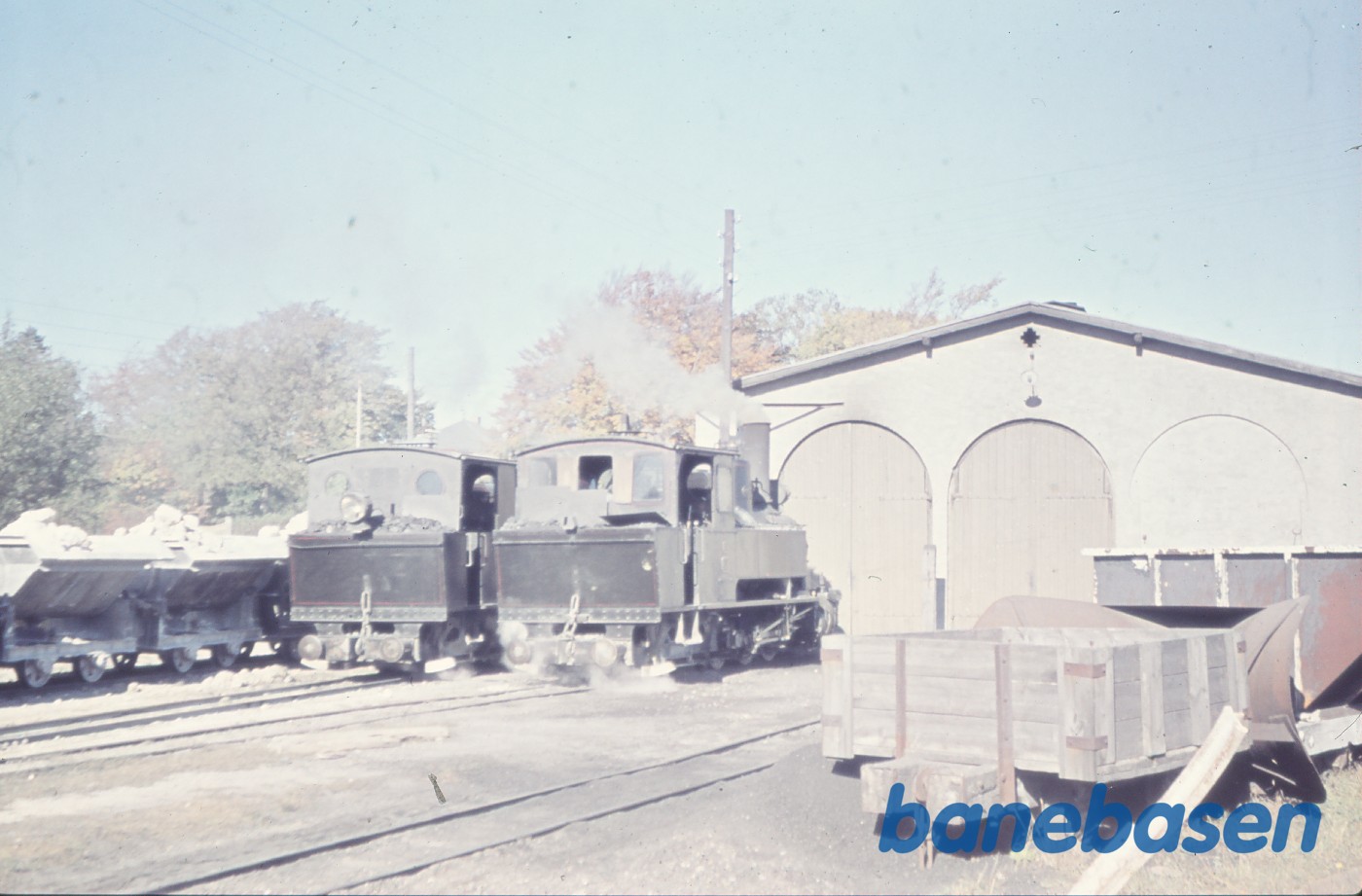 Damplokomotiver holder middagshvil ved remisen Damplokomotiver holder middagshvil ved remisen