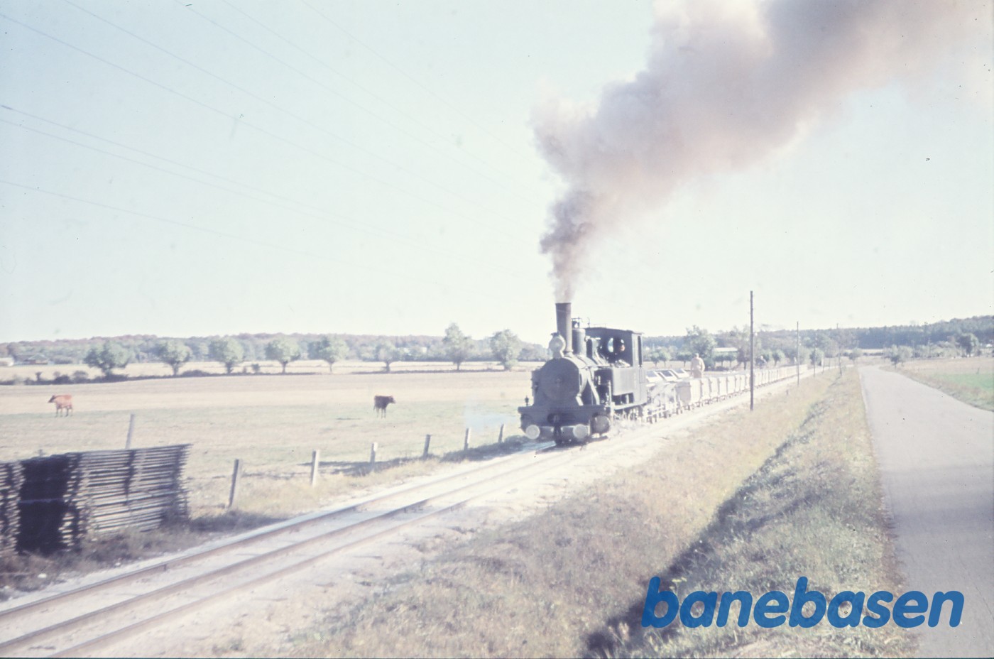 Damplokomotiv nr. 1 med tomme vogne på strækningen mellem Ladepladsen og Stubberup Damplokomotiv nr. 1 med tomme vogne på strækningen mellem Ladepladsen og Stubberup